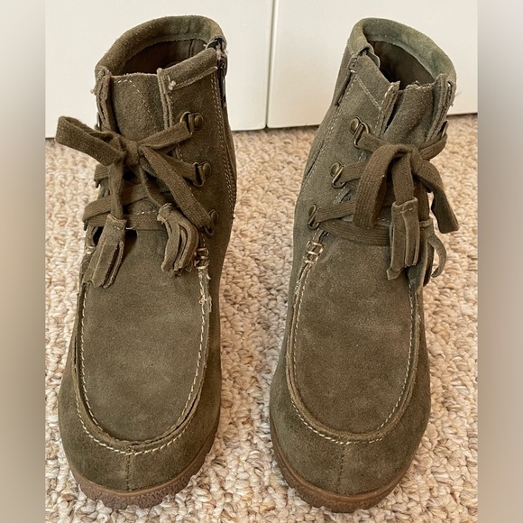 MIA Brisk Olive Suede Wedge Bootie 10M, Rubber sole. Comfortable casual bootie! - Picture 6 of 9